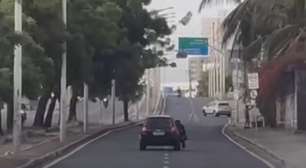 Assaltante preso em porta de carro é arrastado por ruas de Fortaleza