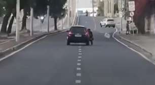Motorista arrasta assaltante que ficou pendurado na porta do carro em Fortaleza