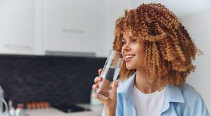 Nem dois litros, nem oito copos: quanto de água beber por dia, segundo a ciência