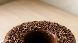 Brigadeirão sem forno e com 4 ingredientes: receita rápida que fica pronta em minutos