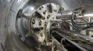 Com 109 metros de comprimento, 50 pistões hidráulicos potentes e 24 horas debaixo da terra, é assim que os tuneis de metro são feitos