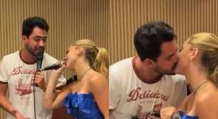 Matheus Vargas é flagrado em clima de romance com Duda Bertelli em casamento