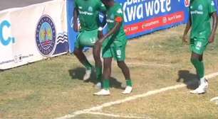 Vídeo: jogador comemora gol de maneira bizarra na África