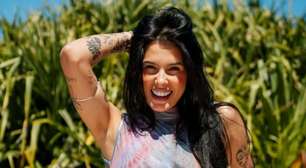 Com empurrãozinho, Ana Castela pega buquê em casamento