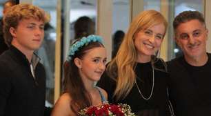 De barriga de fora, Angélica rouba a cena em evento com Luciano Huck e Benício e Eva; tamanho da filha caçula chama atenção. Veja fotos!