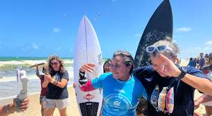 Juliana Santos ganha 'empurrão' da família para vencer veterana e faturar título da WSL na Praia do Futuro