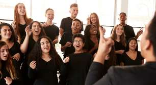 Cantar sozinho ou em grupo pode trazer benefícios para a saúde; veja quais