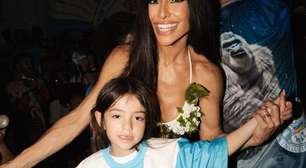 Sabrina Sato leva Zoe a ensaio no morro e usa look mínimo de crochê