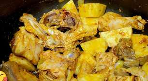 Frango cozido: feito sem adicionar água que fica super suculento e saboroso