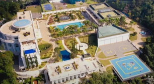 Mansão gigantesca de apresentadora de TV tem 18 quartos e 14 banheiros