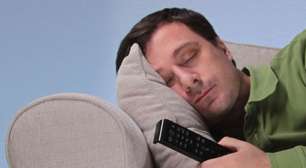 Dormir com a TV ligada é relaxante, mas pode causar prejuízos ao sono, diz especialista