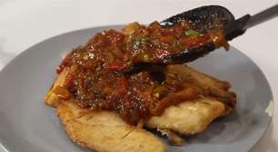 Molho especial para peixes: molho de pimentões e uma tilápia frita deliciosa