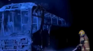 Ônibus que transportava adolescentes pega fogo na BR-158, em Santana do Livramento