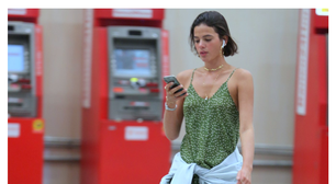 O que significa andar com o celular na mão, segundo a psicologia