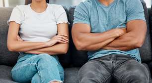 O que significa quando alguém cruza os dedos, as mãos ou os braços na frente do corpo, segundo a psicologia