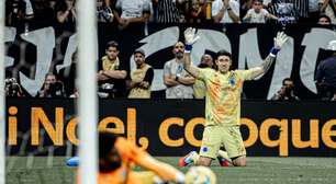 Cássio torce para Hugo Souza 'quebrar recordes' no Corinthians