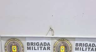 Homem é preso após ameaçar mulheres com relho e atacar policiais no RS