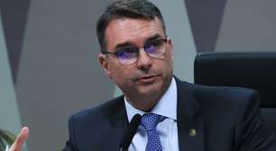 'Ele devia pedir...': filho mais velho de Jair Bolsonaro, Flávio Bolsonaro reage à declaração polêmica de Zezé Di Camargo sobre herdeiras de Silvio Santos e SBT
