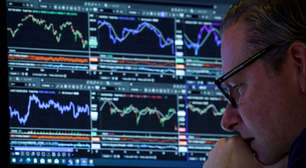 Wall Street fecha sem direção única após reduzir perdas anteriores