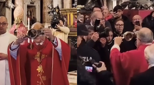 Fiéis presenciam o milagre de São Januário durante missa; confira
