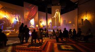 Jesus "surge" em exposição de luz no centro de São Paulo