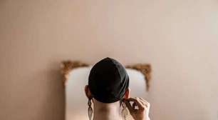 Homem é detido após se passar por mulher e beijar vítimas com identidade falsa