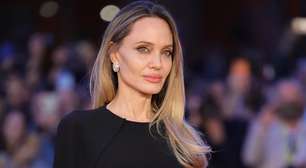 Angelina Jolie mostra cicatrizes de mastectomia para alertar mulheres sobre câncer de mama