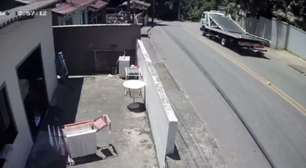 Homem é preso por arrastar cachorro amarrado em caminhão por 1 km em SC