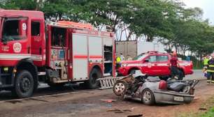 Caminhão tomba em cima de carro após colisão e quatro homens morrem em rodovia em SP