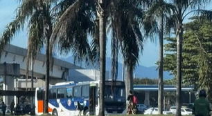 Bandidos fazem barricada com ônibus e bloqueiam único acesso ao Aeroporto do Galeão, no Rio