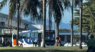 Bandidos fazem barricada com ônibus e bloqueiam único acesso ao Galeão, no Rio