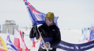 Mulher faz história ao vencer Maratona do Gelo na Antártida