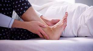 Sintoma de colesterol alto pode surgir nos pés; saiba qual é
