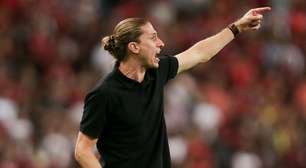 Não é estratégia fashion e nem desgosto por cores: Filipe Luís, técnico do Flamengo, só usa roupa preta por um motivo - que tem conexão surpreendente com Steve Jobs