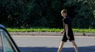 Pessoas que acenam para carros para agradecer a passagem costumam ter essas 6 características, segundo a psicologia