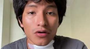 IMAGENS FORTES! Cantor cai no palco após levar choque elétrico de microfone durante show