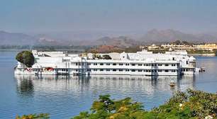 Conheça o palácio de mármore do século 18 que se tornou um hotel de luxo no meio de um lago na Índia