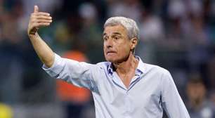 Luís Castro barra a saída e pede calma antes de liberar o camisa 10 do Grêmio