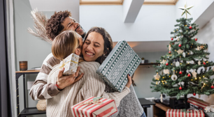 Dar presentes no Natal parece apenas um gesto social, mas psicólogos enxergam algo muito mais profundo
