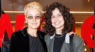 Casadas há 6 meses, filha de Debora Bloch faz raríssima aparição com a esposa cantora e semelhança com a mãe famosa rouba a cena