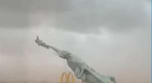 Estátua da Liberdade de Guaíba despenca com temporal e imagem impressiona; veja réplicas pelo mundo