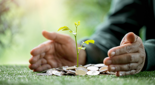 Simpatia com moeda para atrair prosperidade em 2026