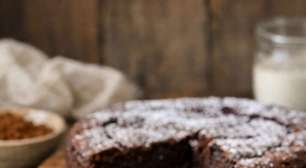 Bolo de chocolate sem farinha fica fofinho mesmo? Testamos a receita