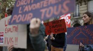 França aprova definitivamente lei que inocenta mulheres condenadas por abortar, mas não prevê indenização