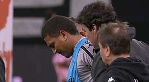 Mateus Carvalho lesiona joelho no aquecimento e deixa campo chorando