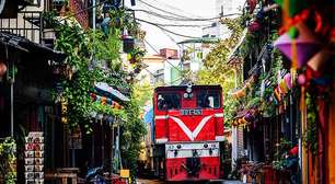 Pessoas têm que 'se espremer' quando o trem passa em famosa rua do Vietnã