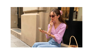 Os novos tênis New Balance na cor lilás são tão delicados que ofuscam as sandálias nos looks de verão