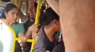 Homem causa revolta ao expor genitália e encostar em mulher durante viagem
