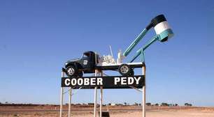 Gemas preciosas são procuradas no subsolo da capital das opalas