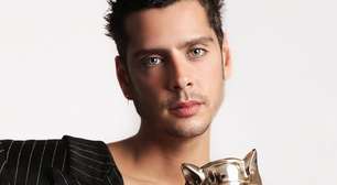 Ator da Netflix revela diagnóstico de HIV e defende dignidade no enfrentamento do estigma